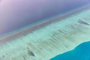 la vue aérienne des atolls des maldives est la plus belle beauté du monde. tourisme aux maldives. vue aérienne incroyable des magnifiques atolls des maldives. photo