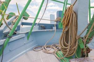 rouler la corde sur un bateau de pêche photo