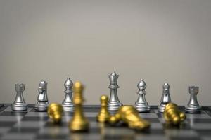 support de jeu d'échecs sur l'échiquier. concept d'investissement de succès de travail d'équipe de stratégie d'entreprise. photo