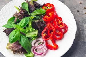 salade de poivre paprika légume sucré feuilles vertes plat frais repas sain nourriture collation régime alimentaire sur la table copie espace arrière-plan alimentaire rustique vue de dessus régime céto ou paléo végétarien végétalien ou végétarien photo