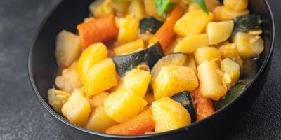 ragoût de légumes ragoût pommes de terre, carottes, courgettes plat frais repas sain nourriture collation régime alimentaire sur la table copie espace arrière-plan alimentaire régime céto ou paléo rustique végétarien photo