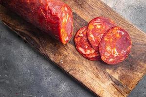 chorizo saucisse épices viande plat frais repas sain nourriture collation régime alimentaire sur la table copie espace nourriture fond rustique vue de dessus photo