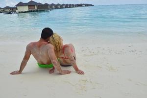 heureux jeune couple en vacances d'été s'amuser et se détendre photo