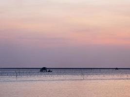 point de vue du paysage pour la conception carte postale et calendrier vague de vent de la mer d'été cool en vacances mer calme zone côtière grand coucher de soleil ciel orange clair heures du soir dorées jour à chonburi thaïlande photo