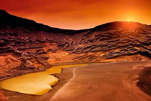 magnifique coucher de soleil à charco verde, lanzarote. les îles Canaries. photo