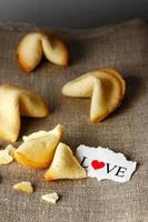 biscuits en forme de tortellini avec le mot amour écrit sur une image papier.vertical. photo