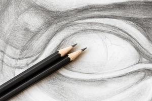 deux crayons graphite sur le dessin de l'oeil de david photo