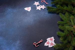 bonbons de noël avec des décorations sur une table sombre photo