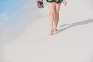 beau gril sur la plage s'amuser photo