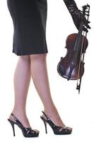 belle jeune femme joue du violon photo