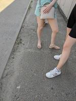 jambes féminines en sandales. mode de rue d'été. photo