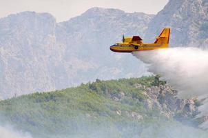 avion laissant tomber de l'eau en feu photo