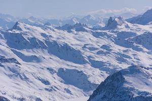 beau paysage de montagne en hiver photo