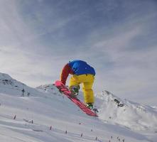 saut extrême de snowboarder photo