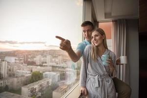 jeune couple appréciant le café du soir près de la fenêtre photo