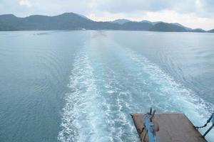 vue du sentier derrière la vague de poupe du ferry. photo