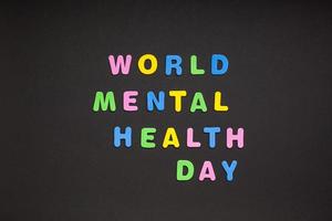 journée mondiale de la santé mentale écrit sur du papier noir photo