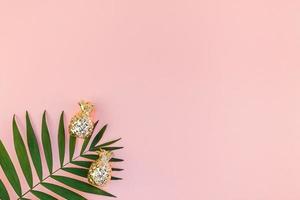 fond rose créatif avec des feuilles de palmier tropical photo