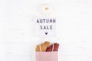 texte de vente d'automne sur fond blanc lightbox photo