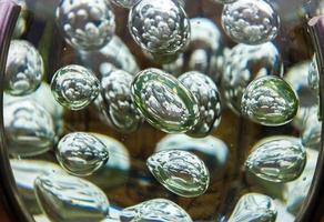 vue rapprochée d'une sphère de verre avec des poches d'air. photo