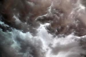 superbes formations de nuages sombres juste avant un orage photo