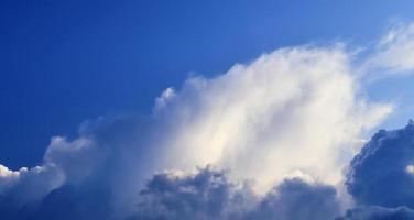 superbes formations de nuages sombres juste avant un orage photo