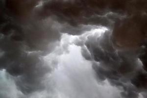 superbes formations de nuages sombres juste avant un orage photo