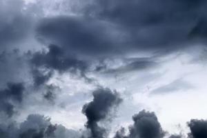 superbes formations de nuages sombres juste avant un orage photo