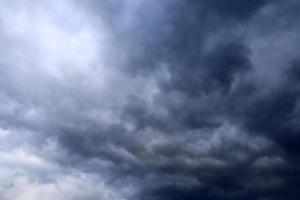 superbes formations de nuages sombres juste avant un orage photo