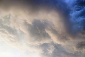 superbes formations de nuages sombres juste avant un orage photo