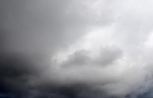 superbes formations de nuages sombres juste avant un orage photo