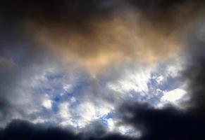 superbes formations de nuages sombres juste avant un orage photo