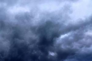 superbes formations de nuages sombres juste avant un orage photo