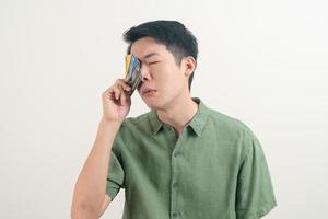 jeune homme asiatique stressant avec la facturation par carte de crédit photo