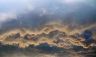 superbes formations de nuages sombres juste avant un orage photo