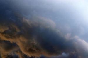 superbes formations de nuages sombres juste avant un orage photo