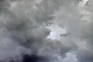 superbes formations de nuages sombres juste avant un orage photo