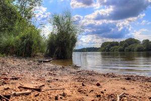 beau paysage au bord d'un lac avec une surface d'eau réfléchissante photo