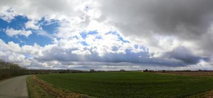 beau panorama haute résolution d'un paysage de pays d'europe du nord avec des champs et de l'herbe verte photo