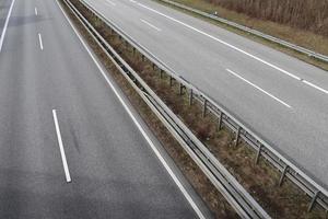 vue en perspective sur une autoroute européenne par une journée ensoleillée. photo