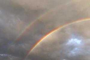 de superbes arcs-en-ciel doubles naturels et des arcs surnuméraires vus dans un lac du nord de l'allemagne photo