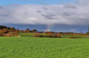 de superbes arcs-en-ciel doubles naturels et des arcs surnuméraires vus dans un lac du nord de l'allemagne photo