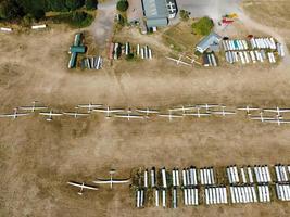 aéroport du planeur sur le terrain, images en grand angle de la caméra du drone. Belle vue aérienne du paysage de Dunstable Downs Angleterre Grande-Bretagne photo