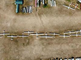 aéroport du planeur sur le terrain, images en grand angle de la caméra du drone. Belle vue aérienne du paysage de Dunstable Downs Angleterre Grande-Bretagne photo