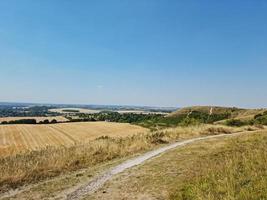 campagne et collines au paysage de l'angleterre, images de drone à angle élevé de dunstable downs bedfordshire photo