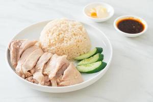 riz au poulet hainanais ou riz cuit à la vapeur avec soupe au poulet photo