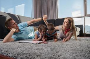 jeune couple passe du temps avec des enfants photo