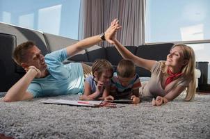 jeune couple passe du temps avec des enfants photo