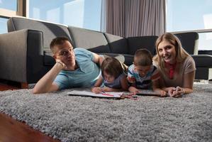 jeune couple passe du temps avec des enfants photo