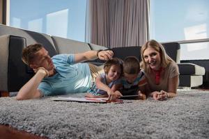 jeune couple passe du temps avec des enfants photo